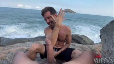 Batendo uma punheta na praia all gay porn video