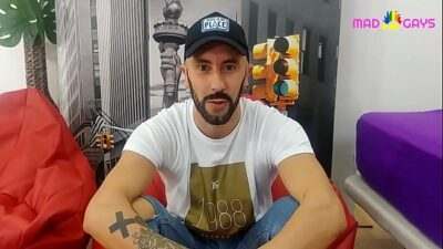 Fede Row se masturba con su gran trompa llena de lefote all gay porn video
