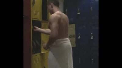 Hombre con buen cuerpo grabado en locker de un spa en Los Angeles all gay porn video
