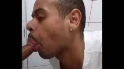 marte chupando pauzao no glory hole banheirao all gay porn video