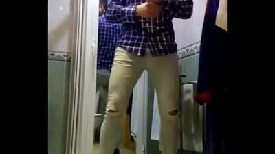 MASTUBACION EN EL BAÑO all gay porn video