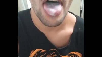 Novinho saiu da balada e foi para estação tomar um leitinho all gay porn video