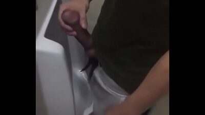 Thủ dâm trong nahf vệ sinh công cộng all gay porn video