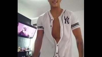 Chico guapo masturbándose all gay porn video