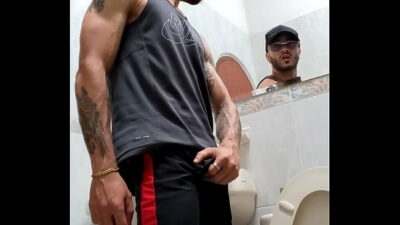 ¿Como se llama este hombre latino colombiano de Medellín ? su familia lo descubre masturbándose en la finca all gay porn video