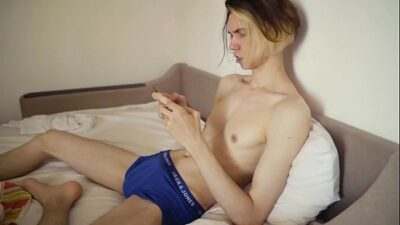 возбужденный мальчик кончает себе в рот и ест свою сперму all gay porn video
