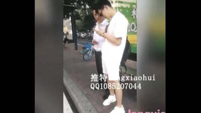 浪小辉老师公交车站勾搭打工人拉回酒店与另外一位骚零一起配种 – 一 all gay porn video