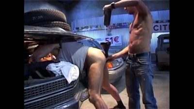 GARAGE A BITES. garagiste se fait mettre ses clefs anglaise et tournevis dans le cul par client mécontent. Acteurs : David PIERRE et Fred CARRE all gay porn video