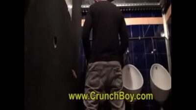 je suce la grosse bite de mon pote dans les chiottes all gay porn video