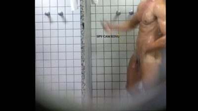 Macho sarado pelado no banheiro da academia all gay porn video