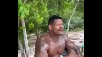 Negro dotado musculoso en la playa / Negao dotado musculoso na praia all gay porn video