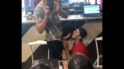 Se la mama en el trabajo all gay porn video