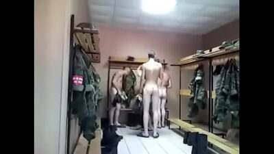 Soldados en los vestuarios all gay porn video