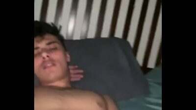 Tio masturbando sobrinho até gozar all gay porn video