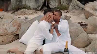 Dando pro crush na praia no fim de ano all gay porn video