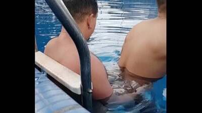 Flagra! Machos fodendo na piscina do hotel all gay porn video