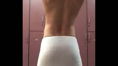 Flagrado pelado no vestiário all gay porn video