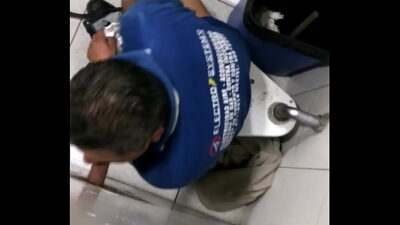 Mamando verga en baño publico all gay porn video