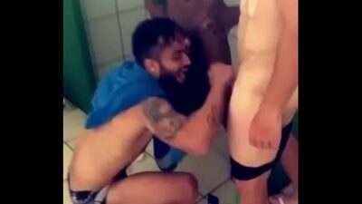 Masturbação coletiva em vestiário  no Rio Grande do Sul all gay porn video