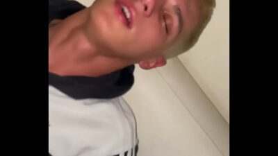 Blondinet batard à dispo le soir , vidéo intégrale sur OF all gay porn video