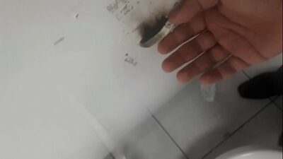 Fazendo mão amiga no casado pelo glory hole até gozar all gay porn video