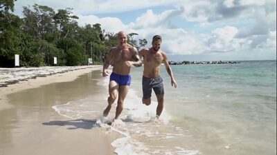 GAYWIRE – Trevor Laster Gets A Good Pump On The Beach With Help From Wesley Woods all gay porn video