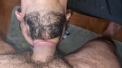 Machão gozando com pica atolada na garganta, que delicia all gay porn video