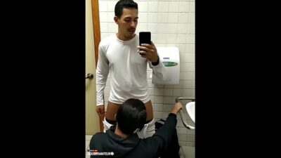 Moleque me mamou no banheiro Público all gay porn video