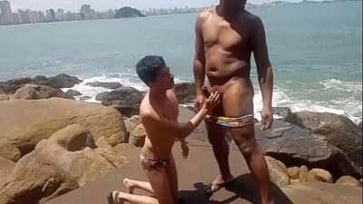 Soquei e dei mamadeira pra dois turista na praia all gay porn video
