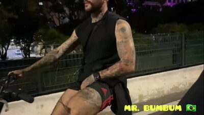 TURISTA PAUZUDO MOSTRA SUA COBRA PARA UM CICLISTA NO MINHOCÃO EM SÃO PAULO PARTICIPAÇÃO DO ATOR @TOY GUI ( COMPLETO PARTE 1 NA SUBSCRIÇÃO E PARTE 2 NO RED) all gay porn video