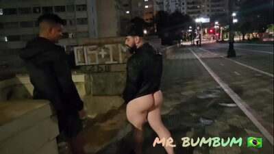 VARIOS HOMENS SAFADOS  FODEM NA RUA SEM MEDO DO PERIGO ( COMPLETO NO RED) all gay porn video