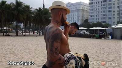 Vendedor de picolé fodendo o cliente da praia all gay porn video