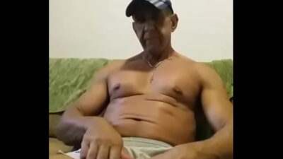 Coroa bem-dotado se masturbando no sofá all gay porn video