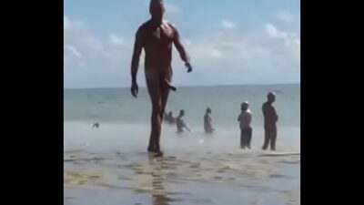 Coroa roludo na praia de nudismo all gay porn video