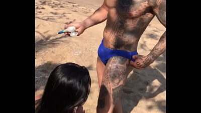 Passando Bronzeador no lutador de MMA Allan Guerra Gomes Chuva de prata na praia all gay porn video