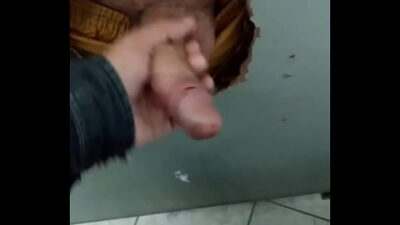 Punhetando o pauzudo no glory hole do banheiro all gay porn video