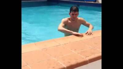 Safadinho sai da piscina excitado – Gayrotos – http://gayrotos.blogspot.com all gay porn video