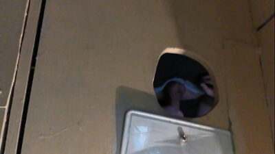 Carinha pauzudo batendo uma pelo gloryhole em Minas – 1 all gay porn video