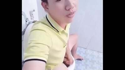 Đang đi làm , nứng quá vào WC suck lun all gay porn video