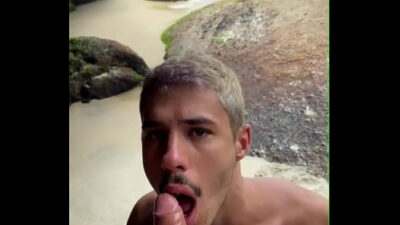 o hetero estava na praia e não parava de pegar no pau e me olhar, tive que ir ajudar ele. all gay porn video