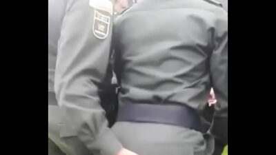POLICIA TENIENTE MANOSEA A SU COMPAÑERO CAPITÁN EN PLENA FORMACIÓN all gay porn video