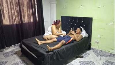 Antes de que venga papi, mi madrastra me chupa la polla all gay porn video