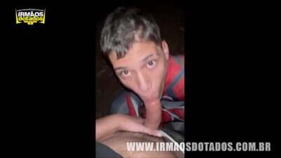 NOVINHO ME CHUPANDO NA RUA all gay porn video