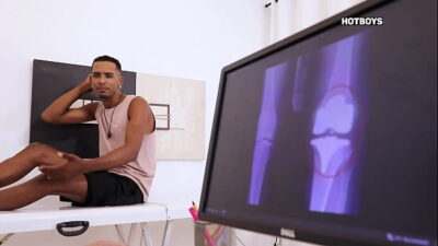 Novinho mega dotado fodendo o médico ursão all gay porn video