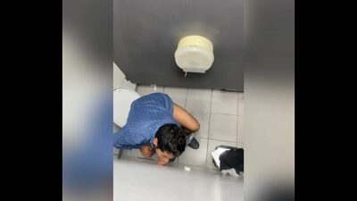 Trabajador de sodimac mamando en el glory hole del baño all gay porn video