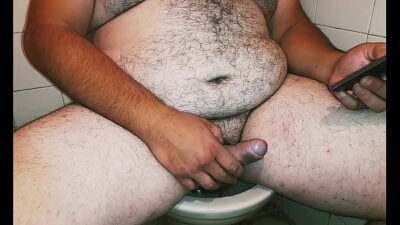 Gordo macho oso mira porno en el celular y se masturba all gay porn video