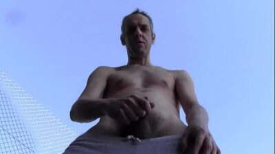 Mi sego e sborro all’aperto con cazzo molliccio e torso nudo! all gay porn video