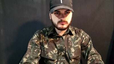 Jovem Militar com a rola enorme quer guerrear na sua cama e te deixar explodido de tesão all gay porn video