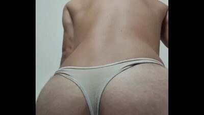 Jugando en la cama con una tanga de mi mujer, quién me quiere garchar la cola? all gay porn video