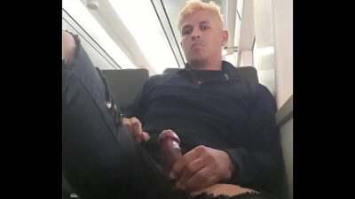 me saco la polla en el tren y me la jalo all gay porn video